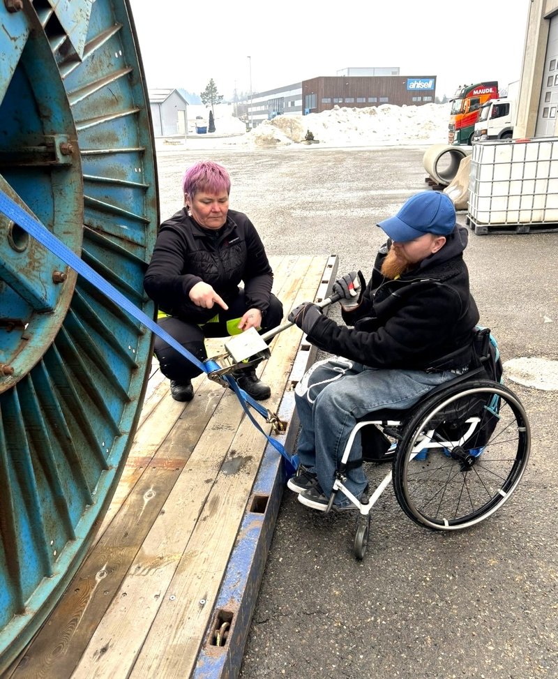 Bjørn Terje har lastsikringskurs med trafikklærer Kari S. Slettetveit.